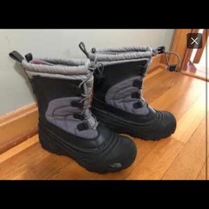Kids North Face snow boots - sz 4 - Alpenglow IV